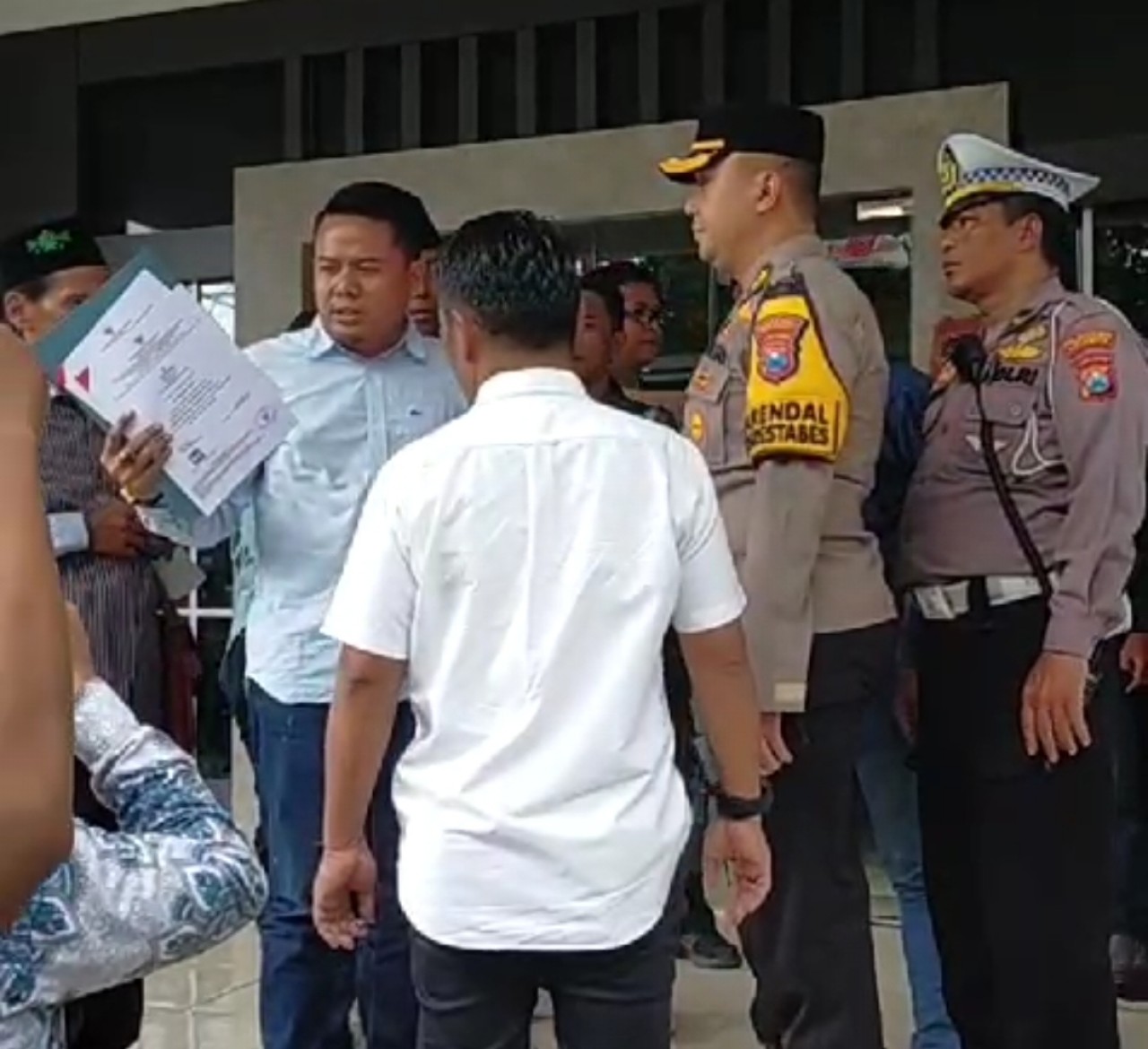 Beredar video ormas AMI saat meminta klarifikasi ke KPU soal dugaan adanya caleg berijazah SMP (Foto: tangkapan layar grup WhatsApp)