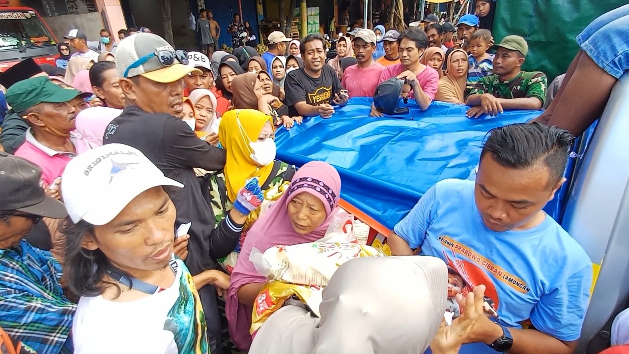 Warga antusias menyerbu bazar sembako murah di Pasar Agrobis Babat. (Foto : Adyad Ammy Iffansah/jatimnow.com)