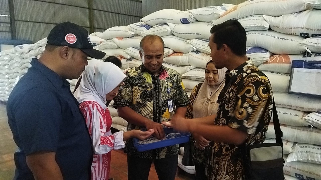 Kanit 3 Satreskrim Polres Bojonegoro bersama Tim Pengendalian Inflasi Daerah (TPID) Kabupaten Bojonegoro dan Bulog saat meninjau gudang beras di Kecamatan Kalitidu (foto : Polres Bojonegoro for jatimnow.com)