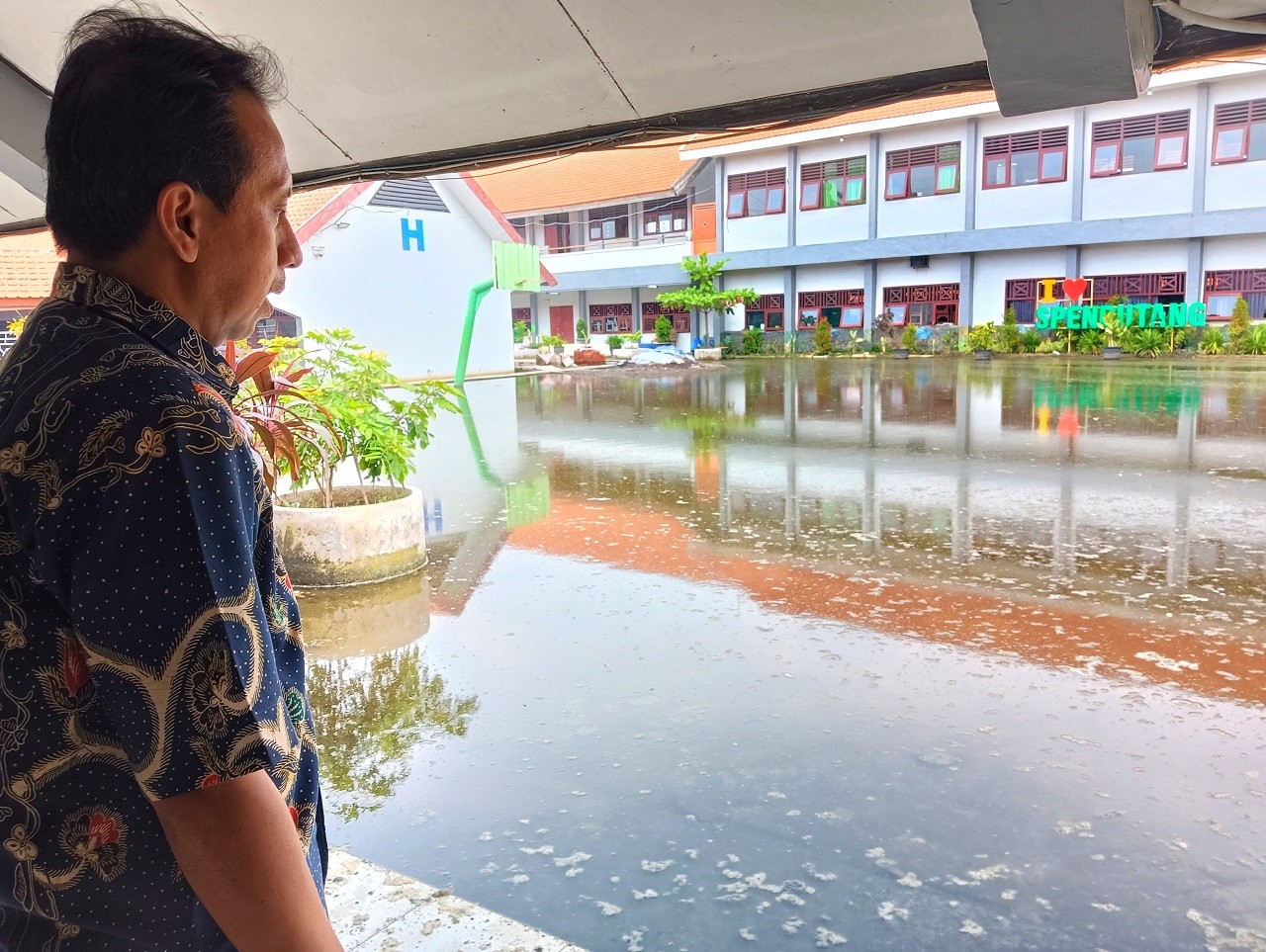 Kondisi SMP Negeri 2 Tanggulangin yang masih mengalami banjir. (Foto: Ahaddiini HM/jatimnow.com)