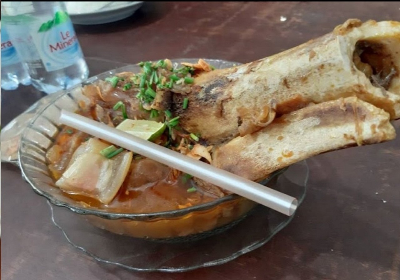 Soto kikil kuah merah khas Bangkalan. (Foto: Suhar for Jatimnow).