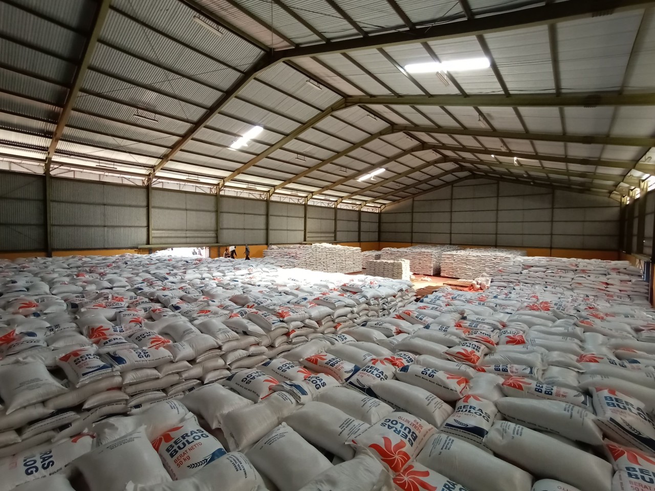 Stok beras di gudang Bulog Ponorogo. (Foto: Bulog for jatimnow.com)