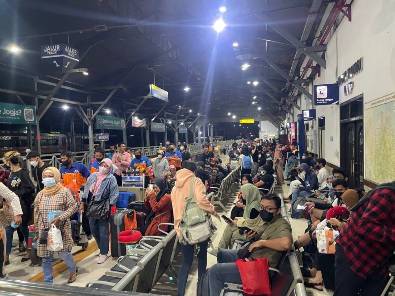 Penumpang kereta saat boarding di Stasiun Pasar Turi. (Foto: dok.jatimnow.com)