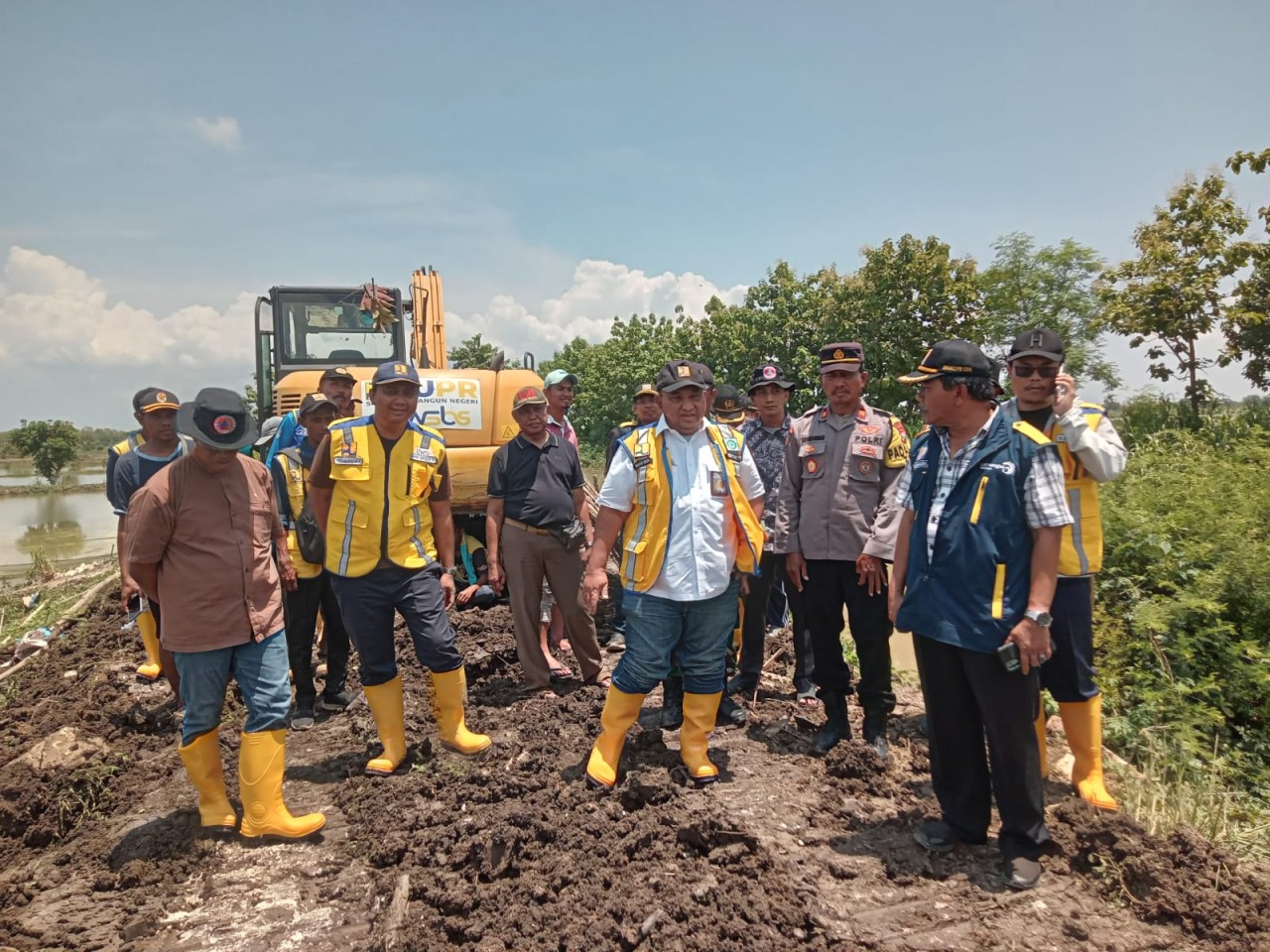 BBWS Bengawan Solo saat meninjau Kali Plalangan Lamongan yang sempat jebol. (Foto : Humas Pemkab Lamongan for jatimnow.com)