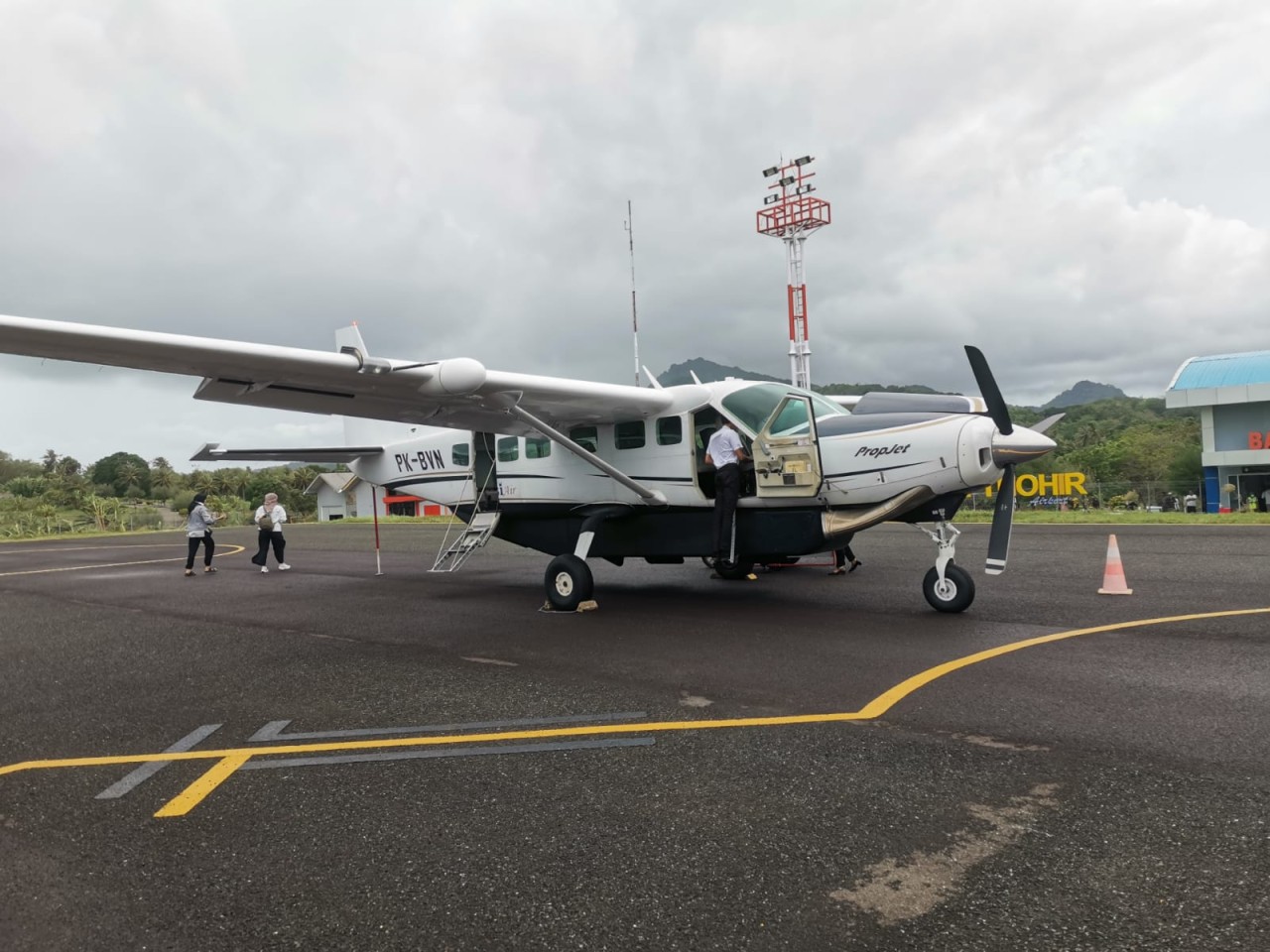 Pesawat milik Maskapai Susi Air yang melayani rute Bawean-Surabaya dan sebaliknya. (Foto : Adyad Ammy Iffansah/jatimnow.com)