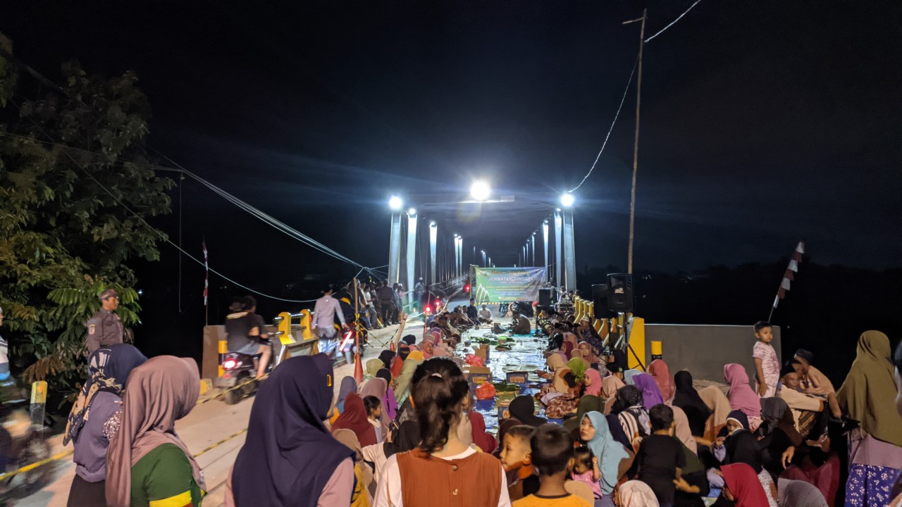 Suasana lalu lintas dibukanya jembatan Glendeng. (Foto: Misbahul Munir/jatimnow.com)