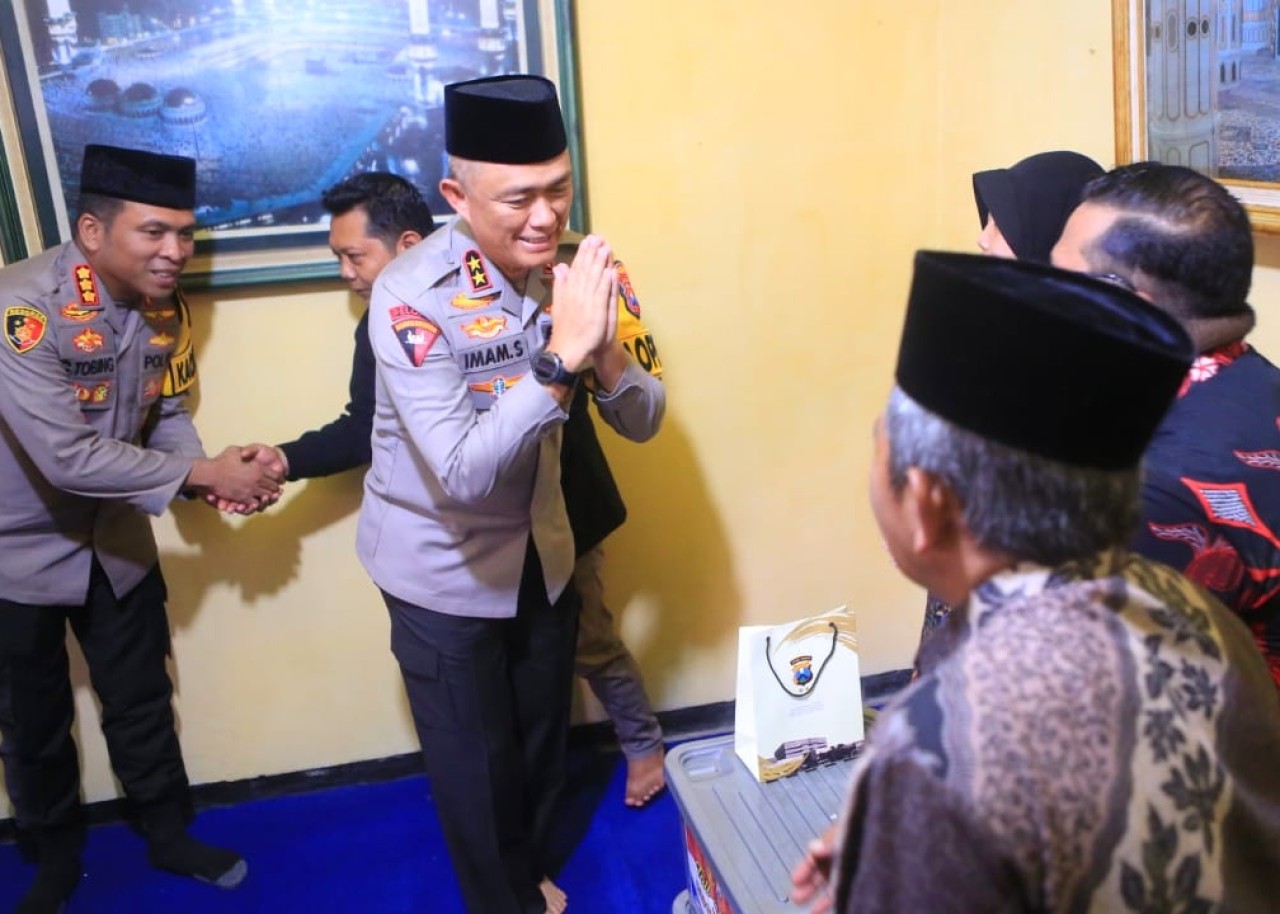 Kapolda Jawa Timur Irjen Pol Drs Imam Sugianto, M.Si didampingi pejabat utama (PJU) Polda Jawa Timur saat bertakziah ke rumah anggota PPS yang meninggal dunia. (Foto: Ahaddiini HM/jatimnow.com).