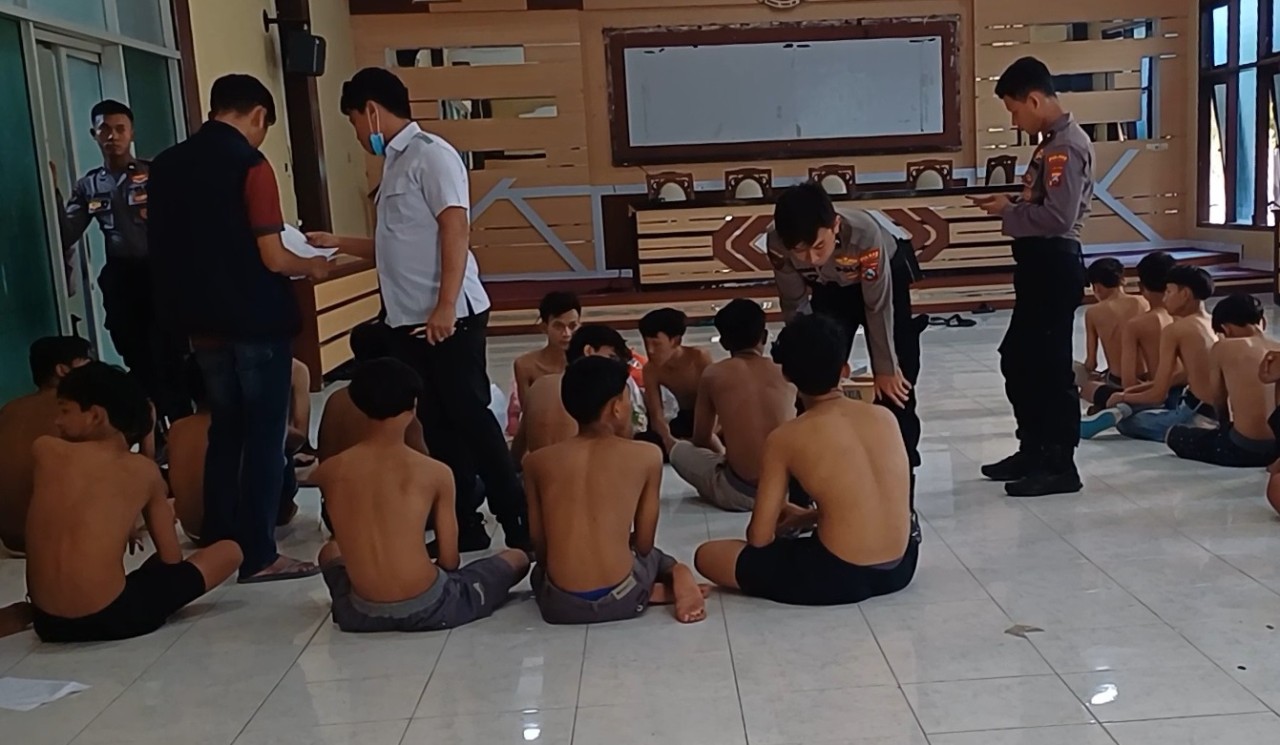 Sejumlah pesilat saat diamankan usai konvoi malam dan tawuran di Lamongan. (Foto : Adyad Ammy Iffansah/jatimnow.com)