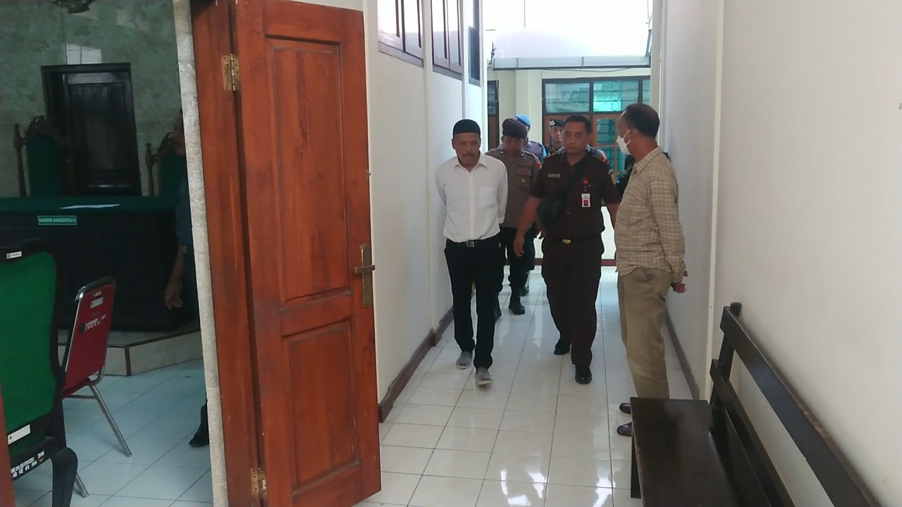 Terdakwa saat memasuki ruang persidangan di Pengadilan Negeri Tulungagung. (Foto: Bramanta Pamungkas/jatimnow.com)