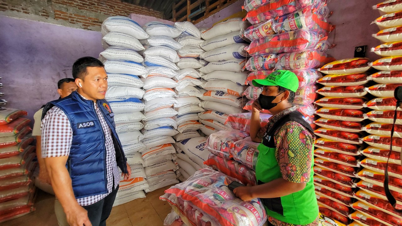 Kasatreskrim Polresta Sidoarjo bersama Tim Satgas Pangan Polresta Sidoarjo dan Dinas Perdagangan saat sidak di Pasar Larangan. (Foto: Ahaddiini HM/jatimnow.com)