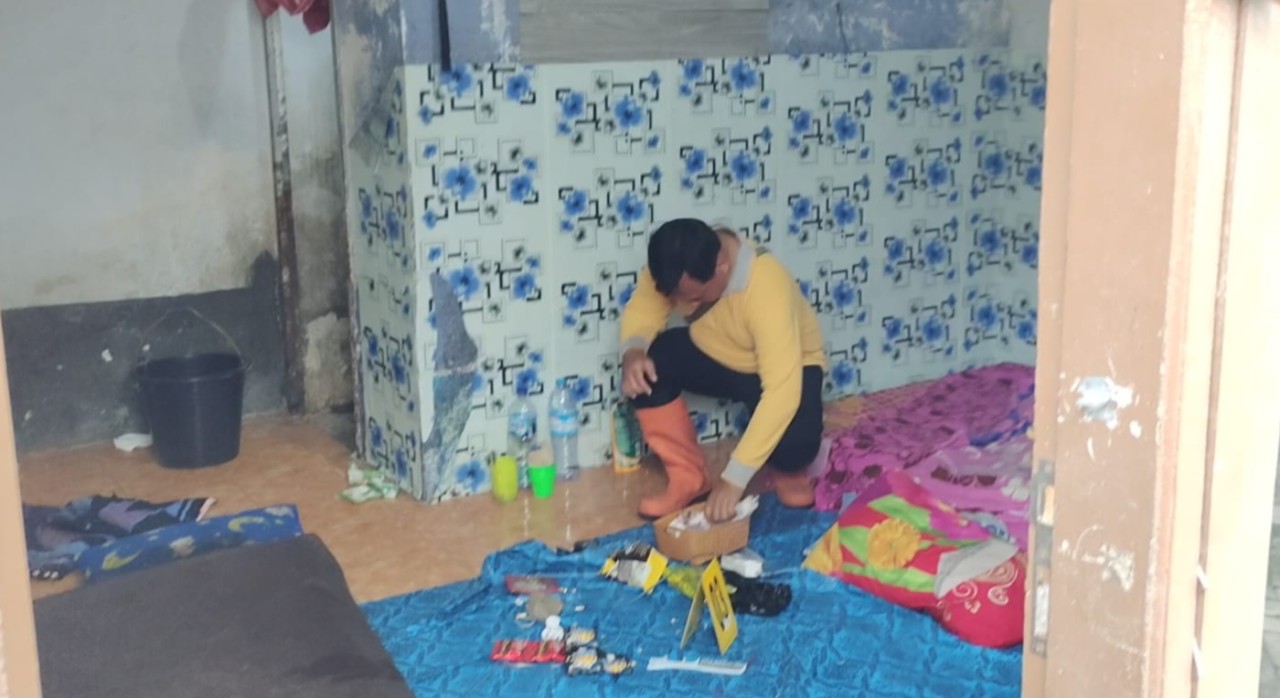 Olah TKP dalam kamar kos pesilat wanita di Kediri. (Foto: Polres Kediri Kota/jatimnow.com)