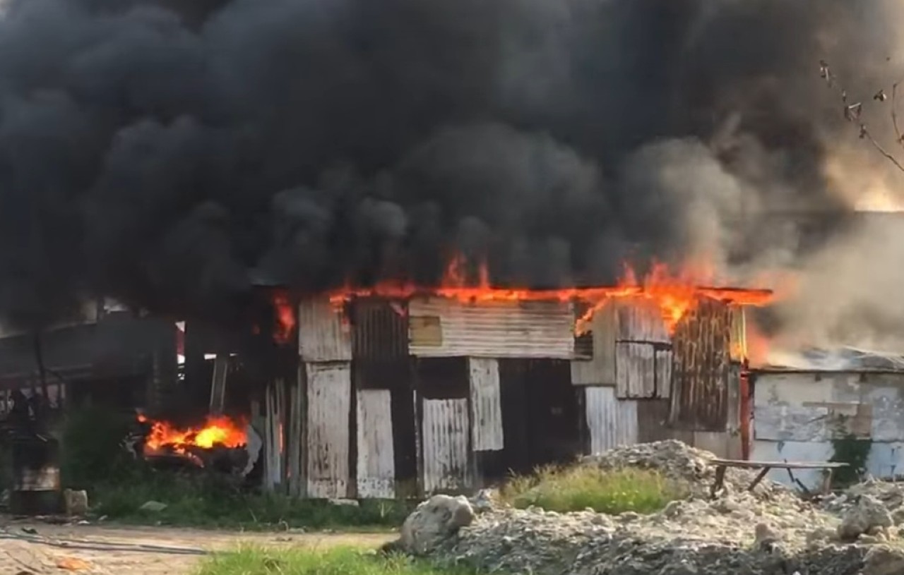 Toko Nelayan di Lamongan Terbakar, 2 Kendaraan Ikut Tersambar