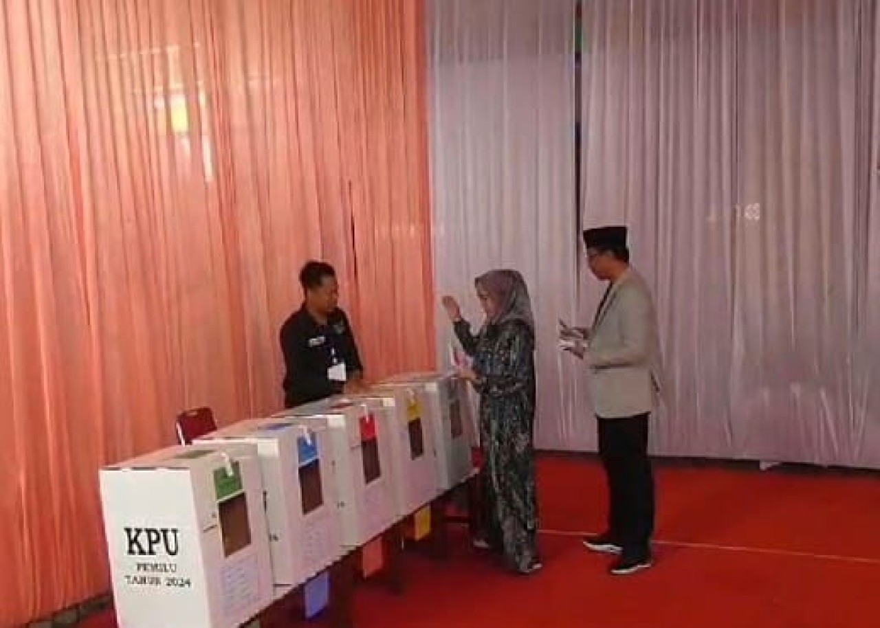 Bupati Sidoarjo bersama istri saat berikan hak suara Pemilu 2024 di TPS 09 Desa Kenongo, Kecamatan Tulangan, Sidoarjo.