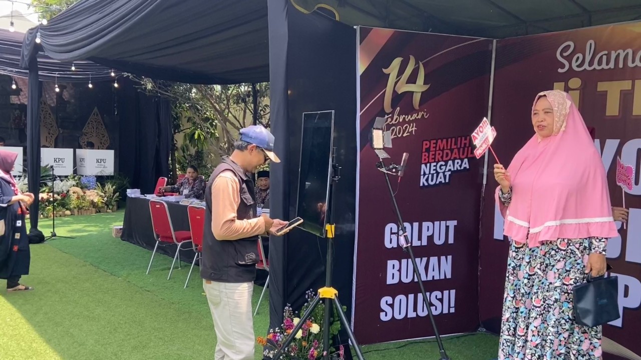 Emak-emak selfie di TPS wedding Kediri. (Foto: Yanuar Dedy/jatimnow.com)