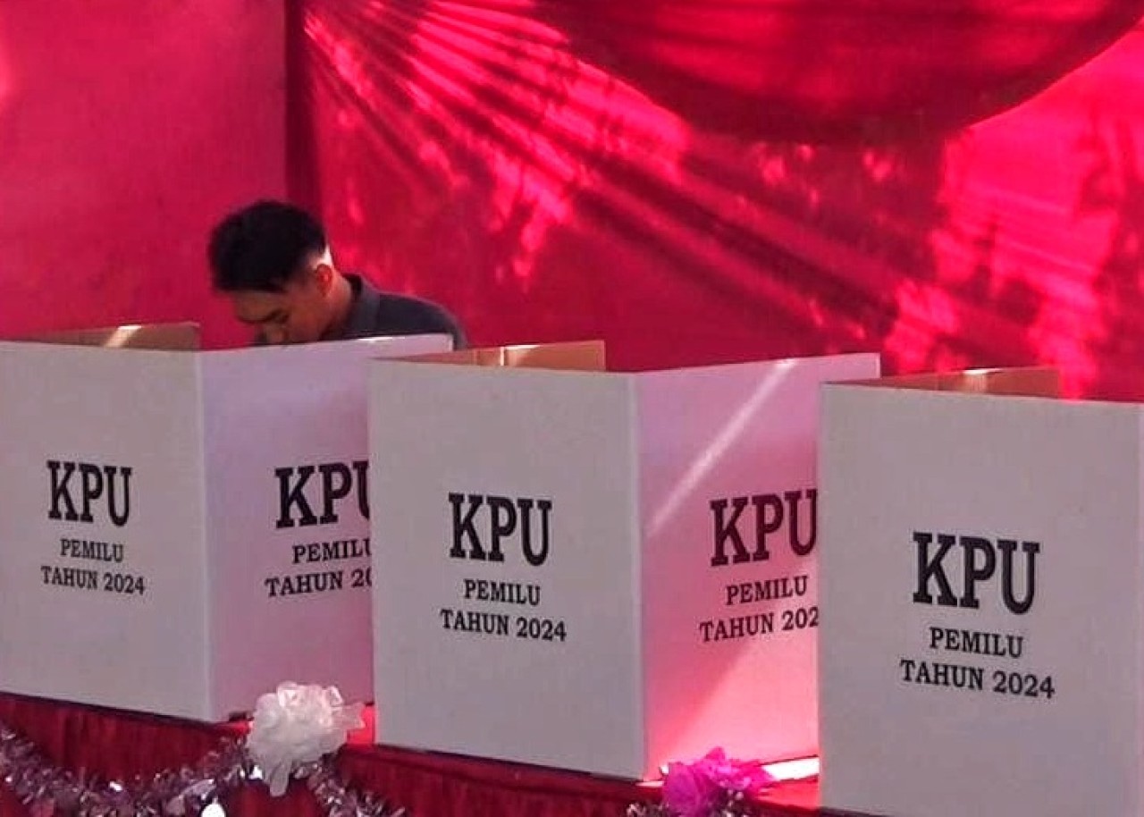 TPS 5 di parkiran Masjid Al-Manshur Desa Durungbanjar, RT 9, RW 2, Kecamatan Candi Sidoarjo gelar coblosan ulang atau PSU. (Foto: Ahaddiini HM/jatimnow.com)