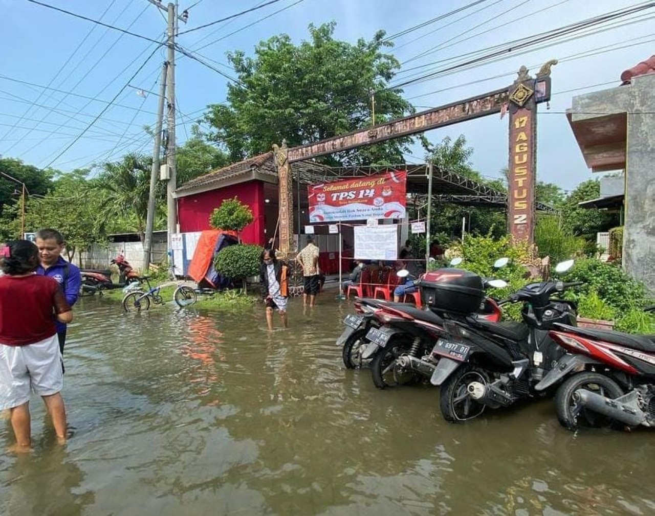 TPS di Bangkalan dan Gresik Kebanjiran, Pemilih Datang Berbasah-basah