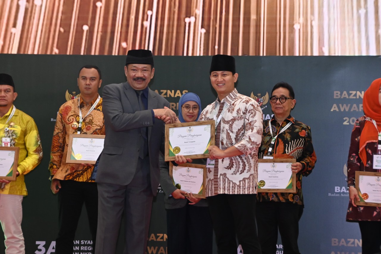 Bupati Trenggalek Mochamad Nur Arifin saat menerima penghargaan. (Dok Prokopim Trenggalek for jatimnow.com)