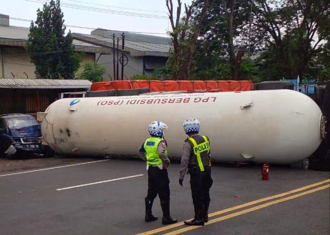 Truk pengangkut bahan bakar elpiji terguling di jalan Bambang Mayjen Yuwono, Desa Mliriprowo, Bypass Mojokerto arah Surabaya. (Foto: Eja for jatimnow.com)