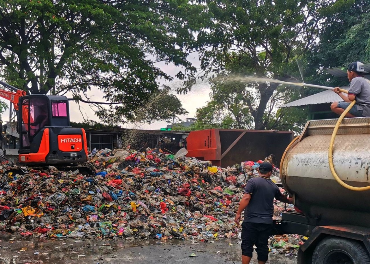 Tumpukan sampah di terminal Purabaya Bungurasih. (Foto: Ahaddiini HM/jatimnow.com)
