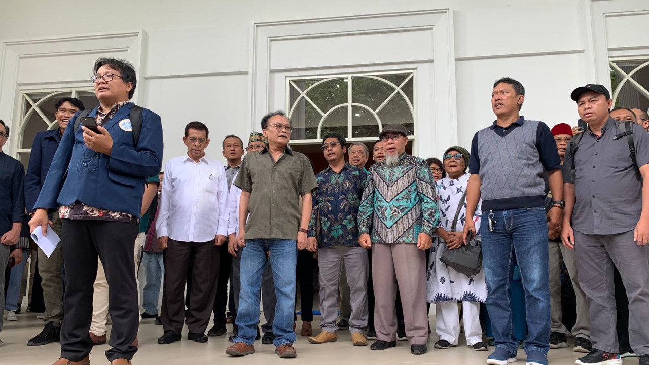 Pembacaan sikap oleh Civitas Akademica Unair di depan gedung Pascasarjana Unair Kampus B (Foto: Haryo Agus/jatimnow.com)