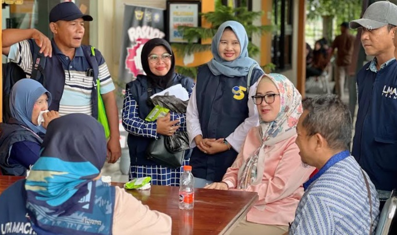 Lita Machfud Arifin saat mengunjungi para saksi. (Foto-foto: Leli for jatimnow.com)