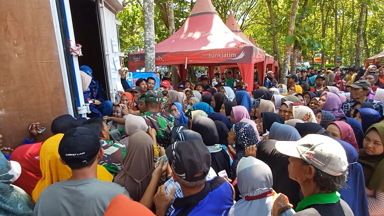 Ratusan warga Desa Brengkok, Kecamatan Brondong, Lamongan saat menyerbu operasi pasar murah Disperindag Lamongan. (Foto: Adyad Ammy Iffansah/jatimnow.com)