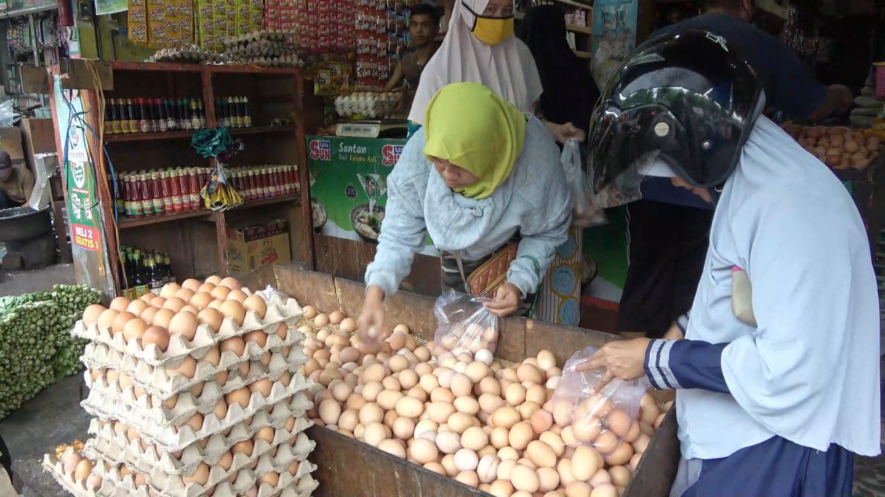 Pembeli telur ayam di Pasar Tradisional Sidoharjo, Lamongan. (Foto : Adyad Ammy Iffansah/jatimnow.com)