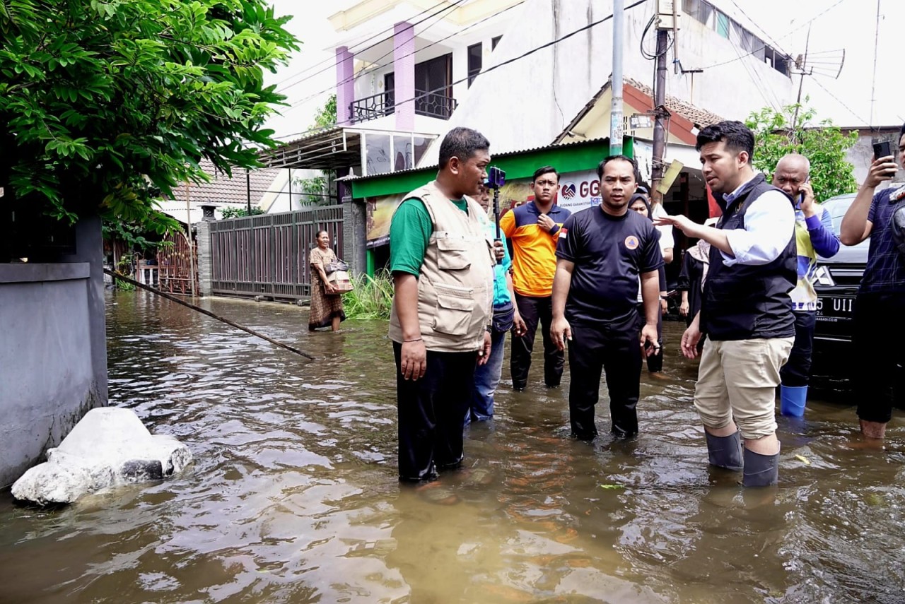 Wagub Jatim Emil saat meninjau lokasi banjir di Waru Sidoarjo kemarin. (Foto: Humas Pemprov Jatim for jatimnow.com)