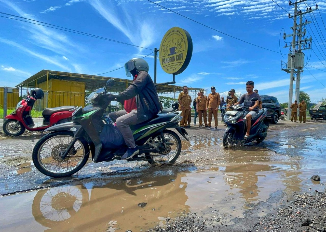 Wakil Bupati Sidoarjo Subandi bersama dinas terkait, Camat Candi, Kepala Desa Durungbanjar, dan ketua RT setempat melakukan sidak jalan rusak di Dusun Agalagil, Desa Durungbanjar, Kecamatan Candi Sidoarjo. (Foto: Ahaddiini HM/jatimnow.com)