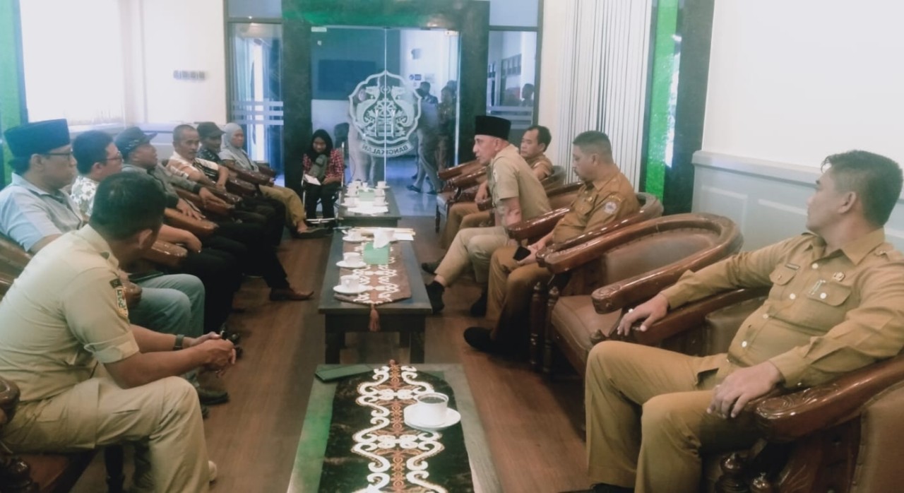 Sejumlah masyarakat melakukan audiensi bertemu Pj Bupati Bangkalan di Kantor Pemkab Bangkalan (Foto: Tohir for jatimnow.com)