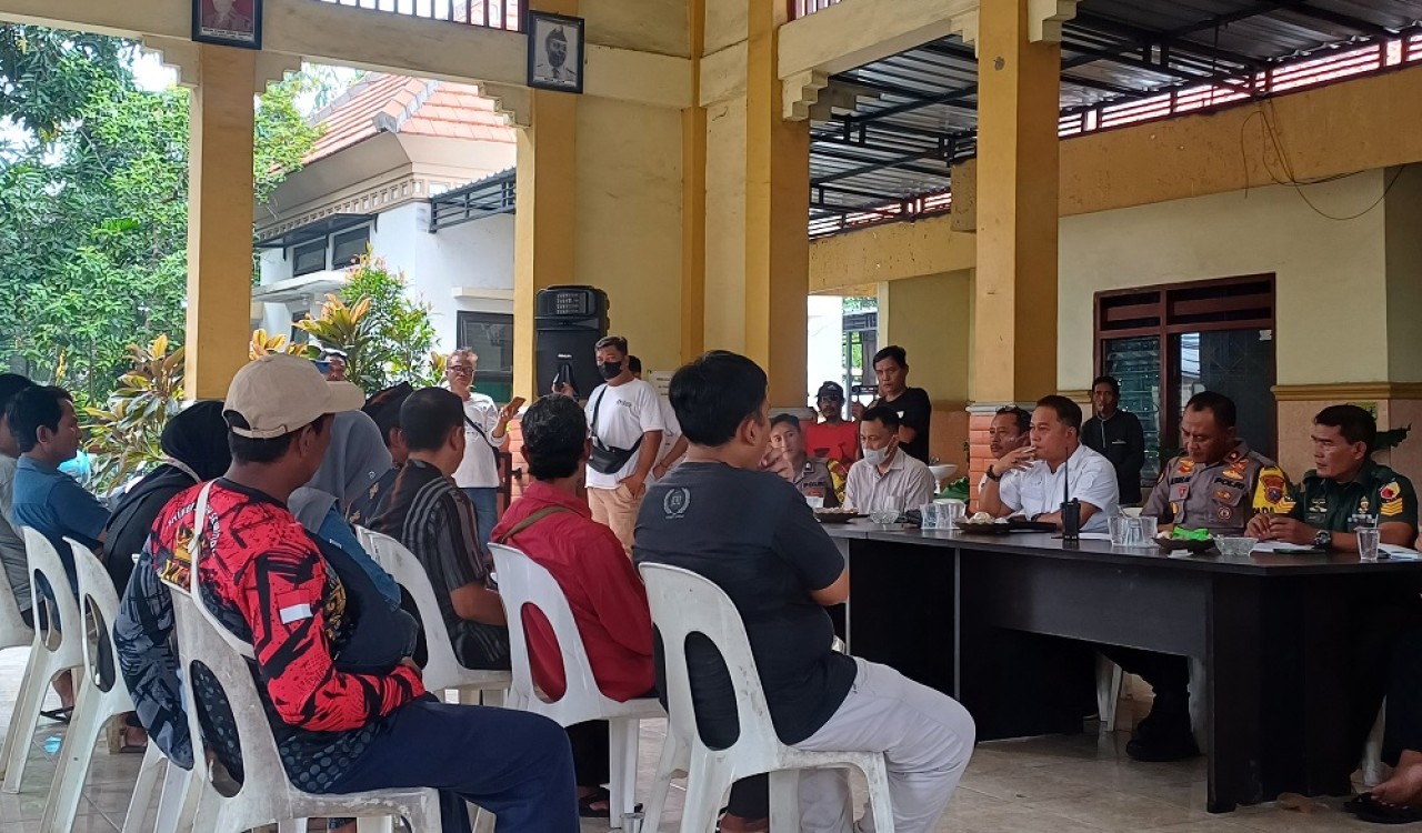 Warga lingkungan Bandung, Kelurahan Sukomulyo, Lamongan saat mediasi terkait Tower BTS meresahkan. (Foto: Adyad Ammy Iffansah/jatimnow.com)