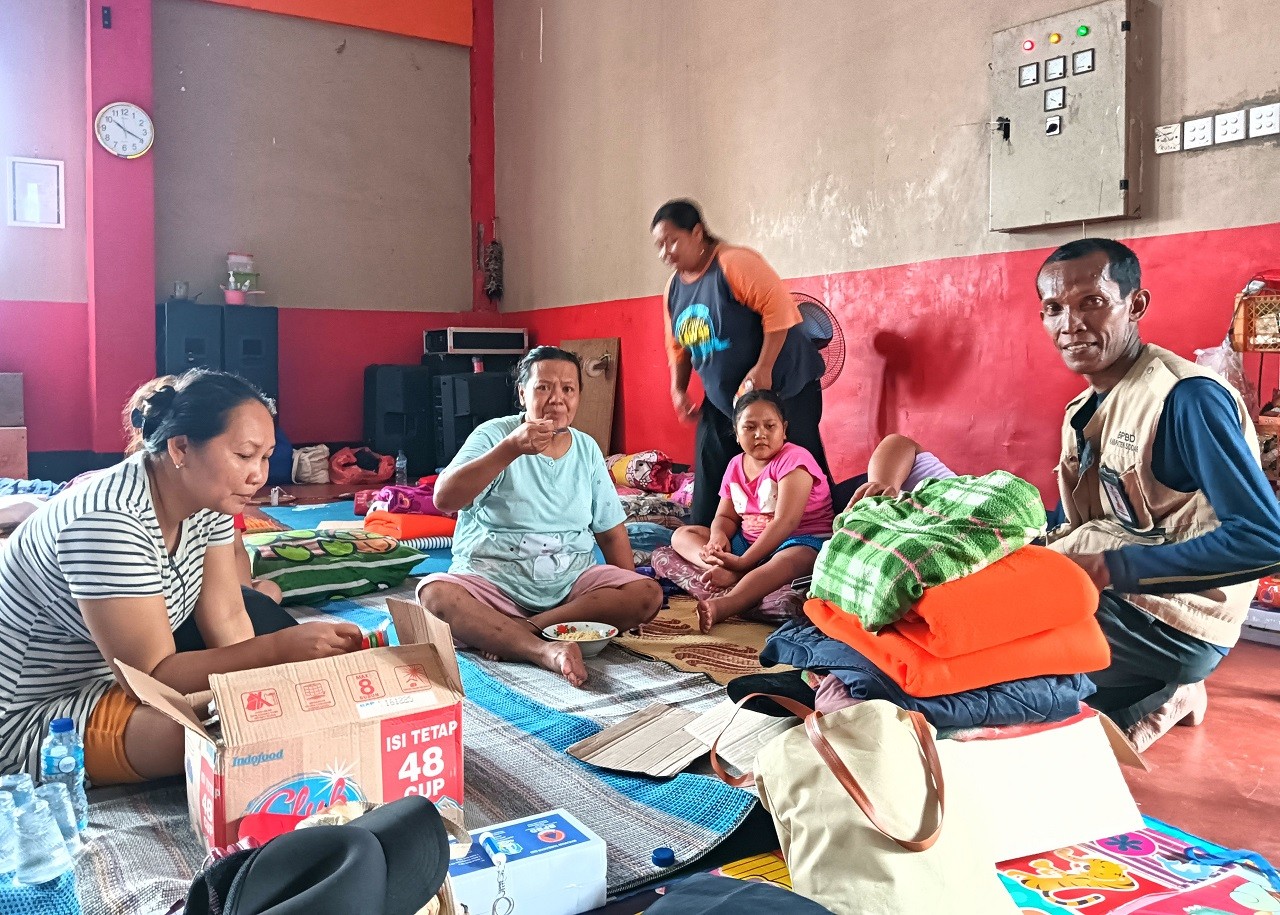 Warga Bungurasih yang mengungsi di Gedung Serba Guna Sidoarjo. (Foto: Ahaddiini HM/jatimnow.com)