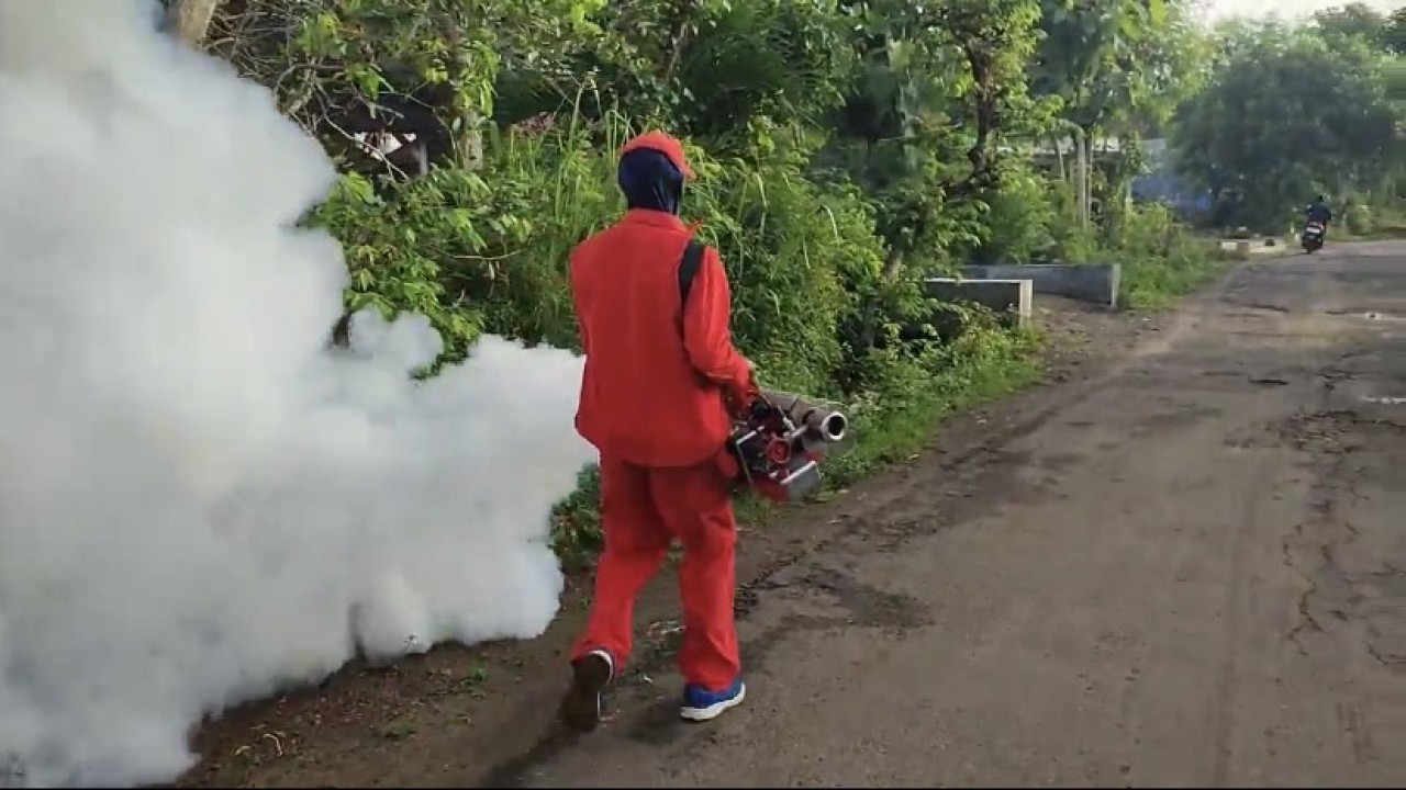 Dinkes melakukan fogging mencegah meluasnya chikungunya.(Foto: Ahmad Fauzani/jatimnow.com)