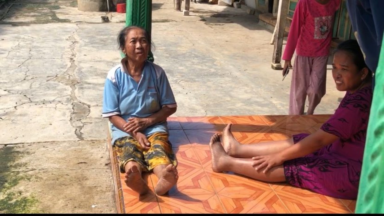 Warga Trenceng yang terkena chikungnya berjemur. (Foto: Ahmad Fauzani/jatimnow.com)