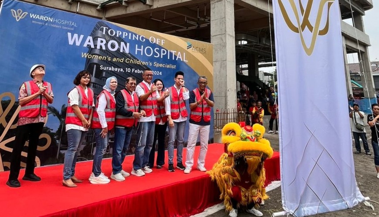 Proses topping off ceremony pembangunan proyek Waron Hospital di Jalan Kaliwaron 106-114 Surabaya. (Foto: Miko for jatimnow.com)