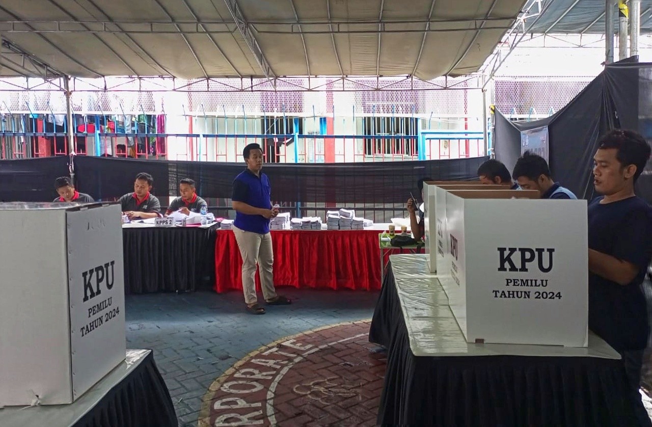 Suasana pencoblosan di TPS Lapas Kelas IIA Sidoarjo. (Foto: Ahaddiini HM/jatimnow.com)