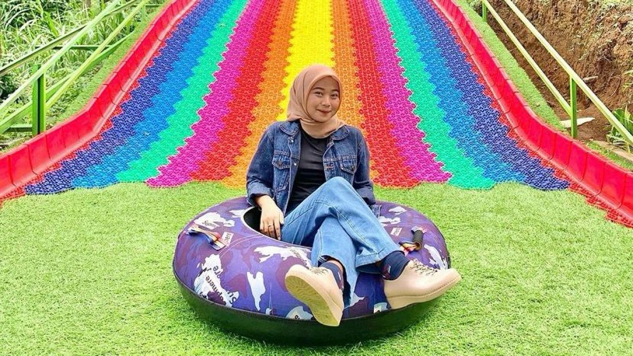 Perosotan pelangi di Tanaria Park Prigen. (Foto: Instagram @alfiyaats_)