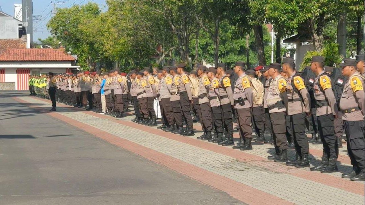 Personel pengamanan saat mengikuti apel persiapan. (Foto: Bramanta Pamungkas/jatimnow.com)