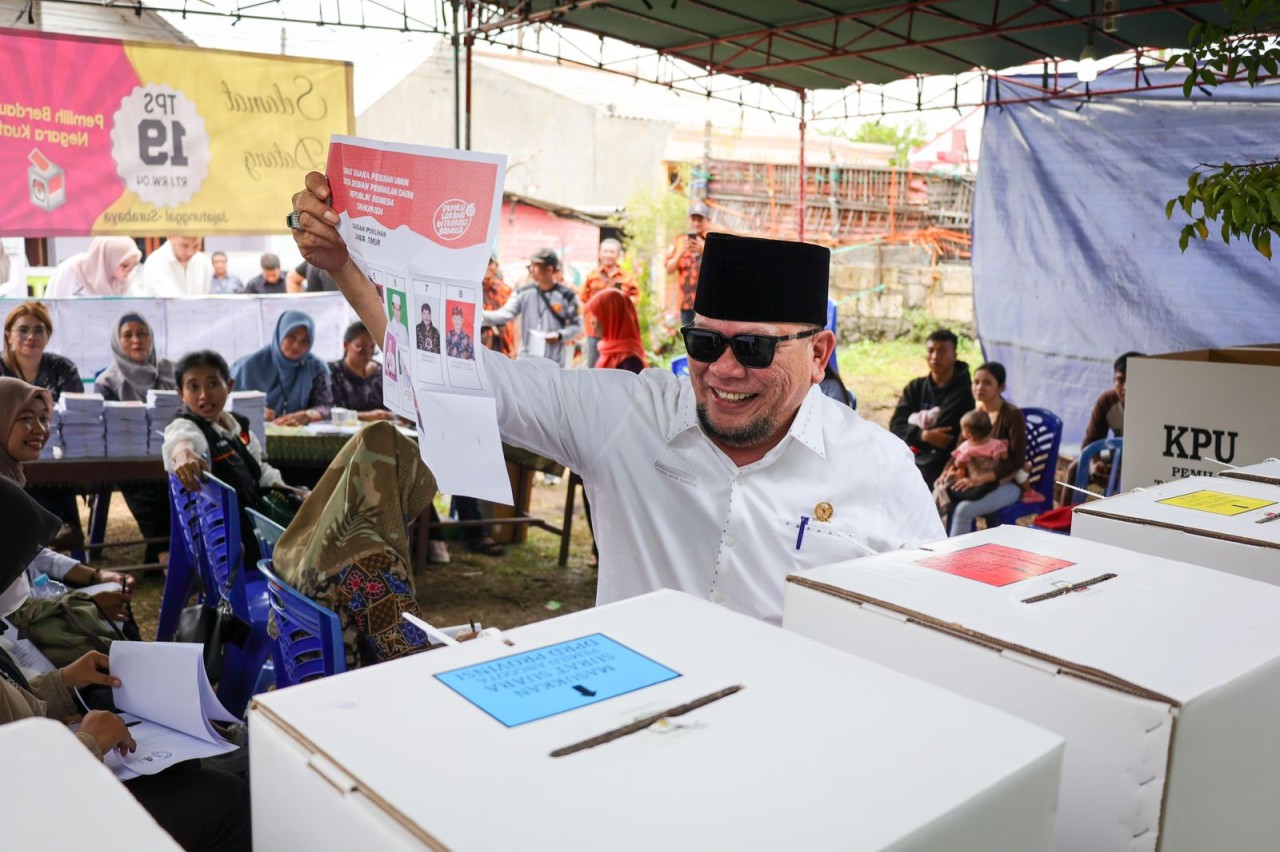 La Nyalla saat menunjukkan surat suara. (Foto: Din for jatimnow.com)