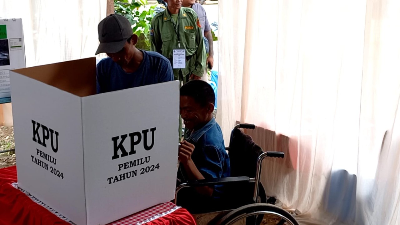 Pemilih disabilitas di Trenggalek saat menggunakan hak pilihnya. (Foto-foto: Bramanta Pamungkas/jatimnow.com)