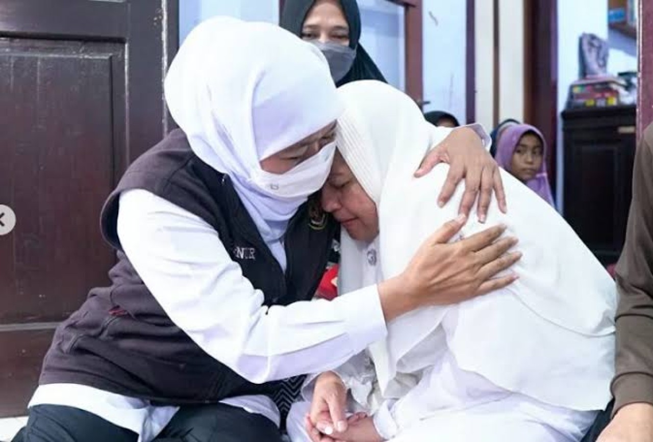 Khofifah Indar Parawansa saat takziyah. (Foto: TKD Jatim)