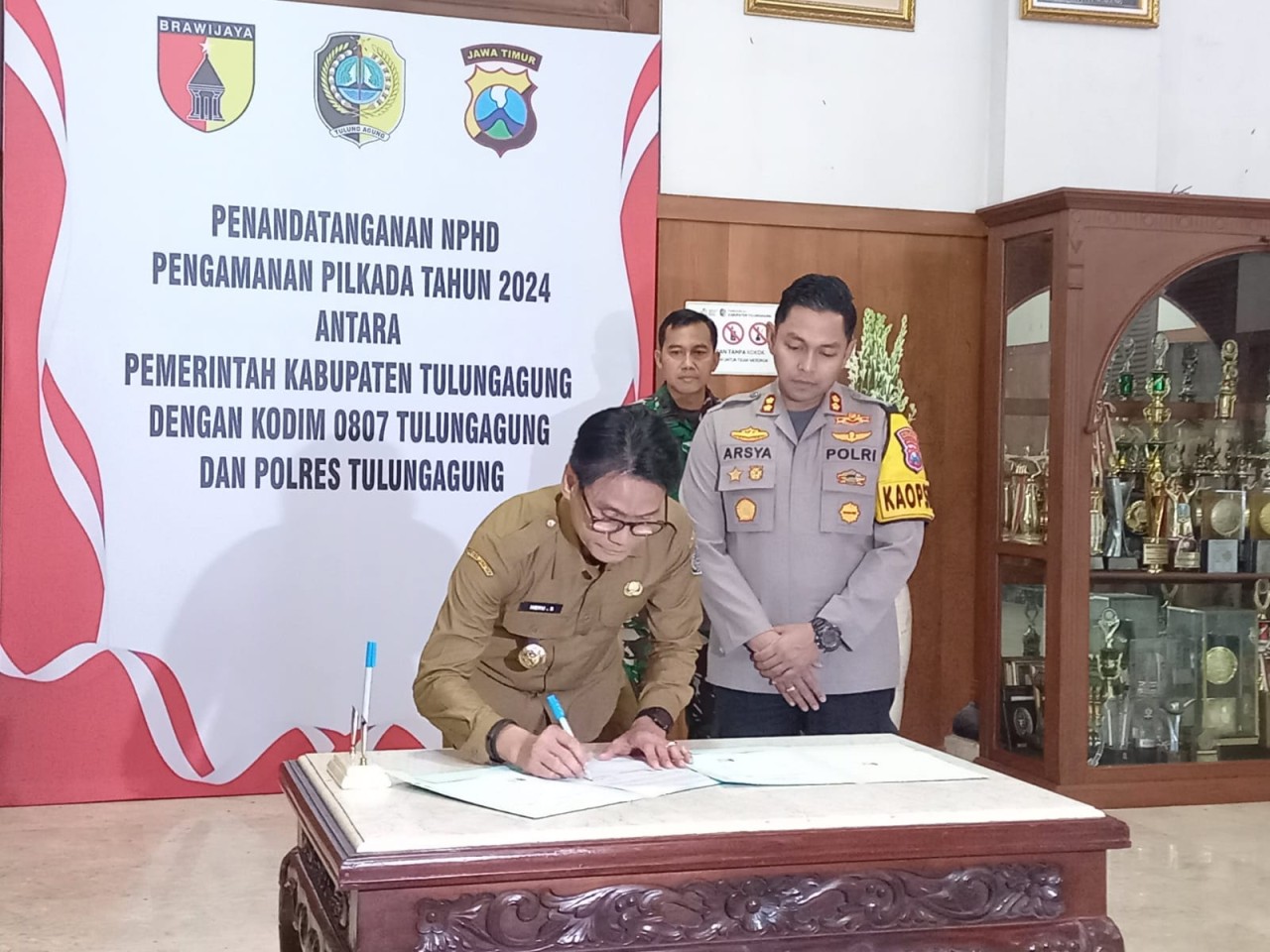 Proses penandatanganan NPHD Pemkab Tulungagung dengan Polres dan Kodim. (Foto: Bramanta Pamungkas/jatimnow.com)