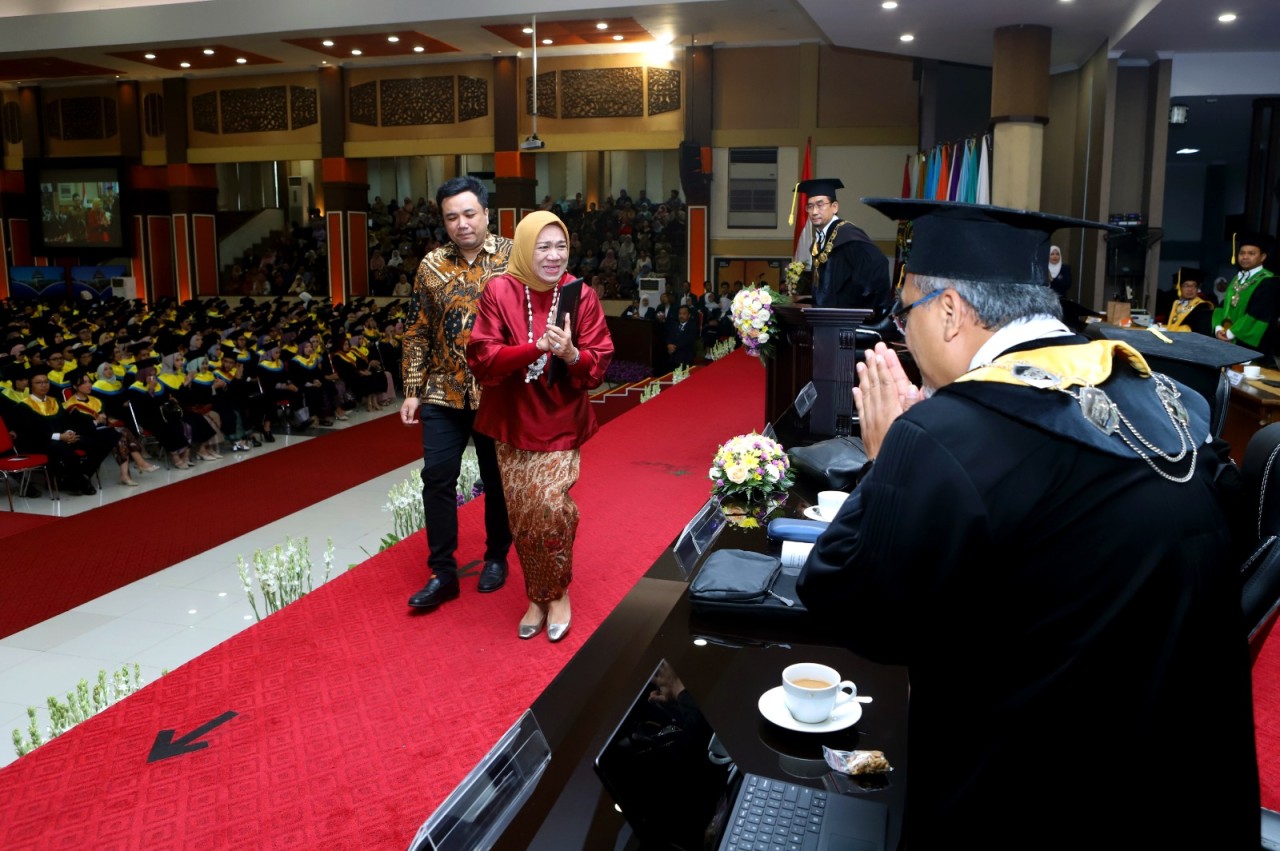 Keluarga dari almarhum Muhammad Rizki Rafiandhika menerima ijazah dari Rektor UB saat prosesi Wisuda Universitas Brawijaya (UB) Periode 11 (Foto : Gerhana/jatimnow.com)