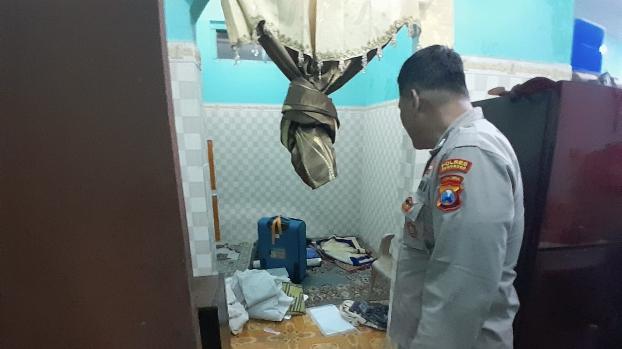 Polisi olah TKP pencurian di Ponorogo. (Foto: Polsek Ponorogo/jatimnow.com)