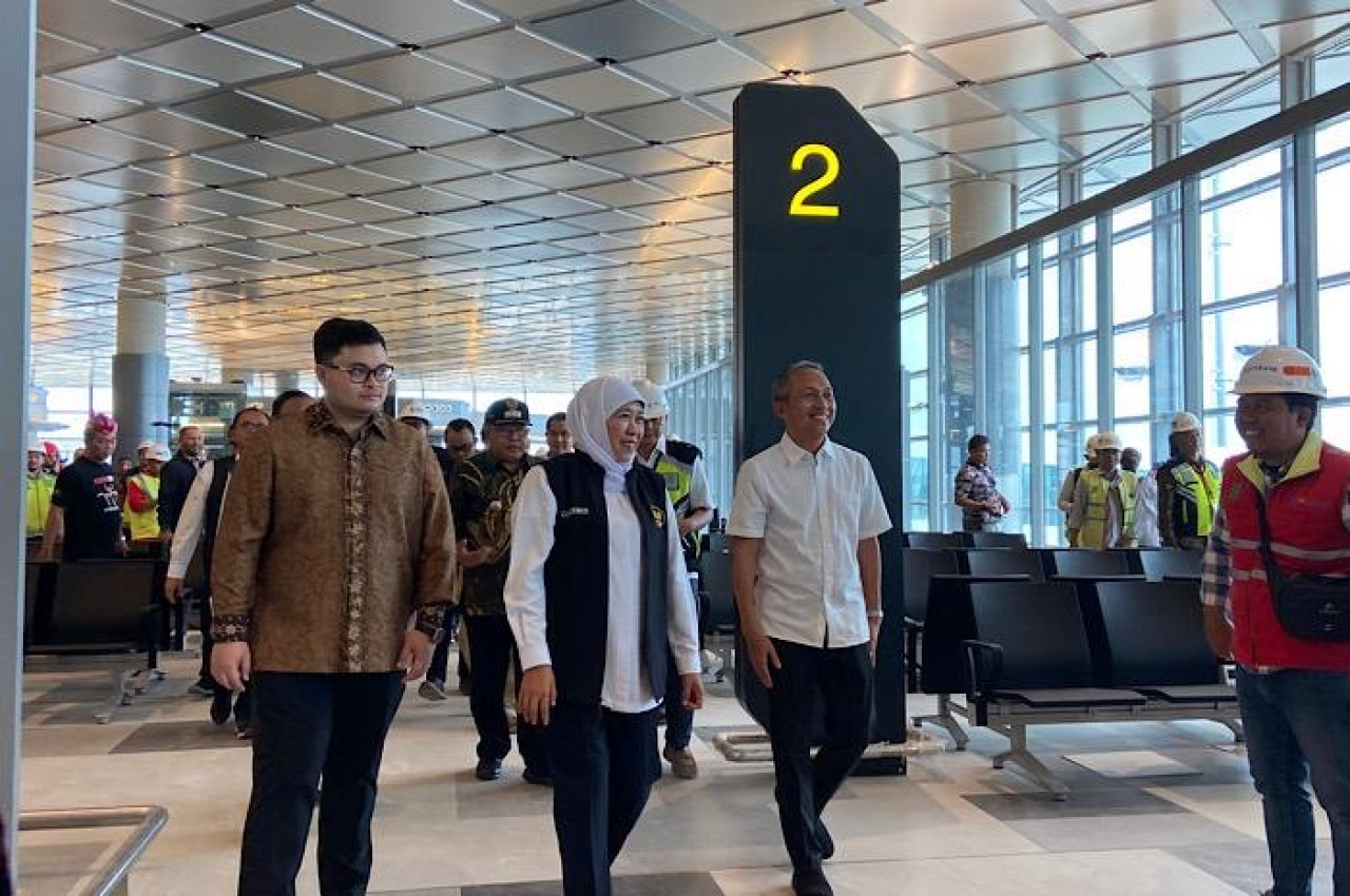 Khofifah saat meninjau Bandara Dhoho Kediri sebagai Gubernur Jawa Timur. (Foto: Yanuar Dedy/jatimnow.com)