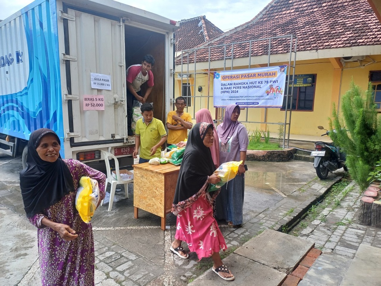 Warga di Desa/Kecamatan Sekaran, Lamongan saat menyerbu OPM PWI dan Disperindag Lamongan. (Foto: Adyad Ammy Iffansah/jatimnow.com)