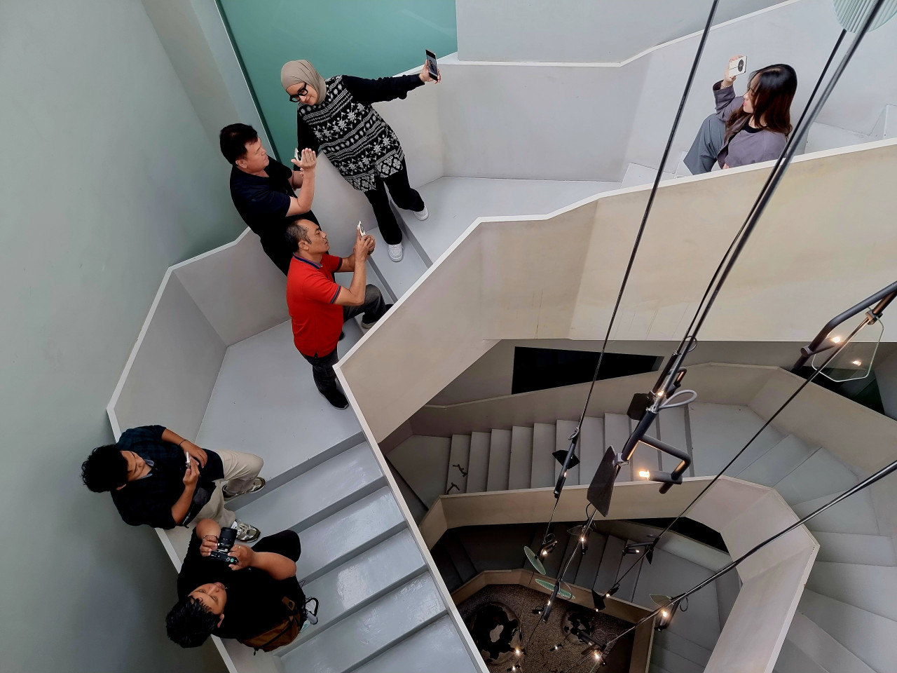 Para pegiat foto di Surabaya dalam sesi kelas fotografi memotret model (Foto: Ni'am Kurniawan/jatimnow.com)