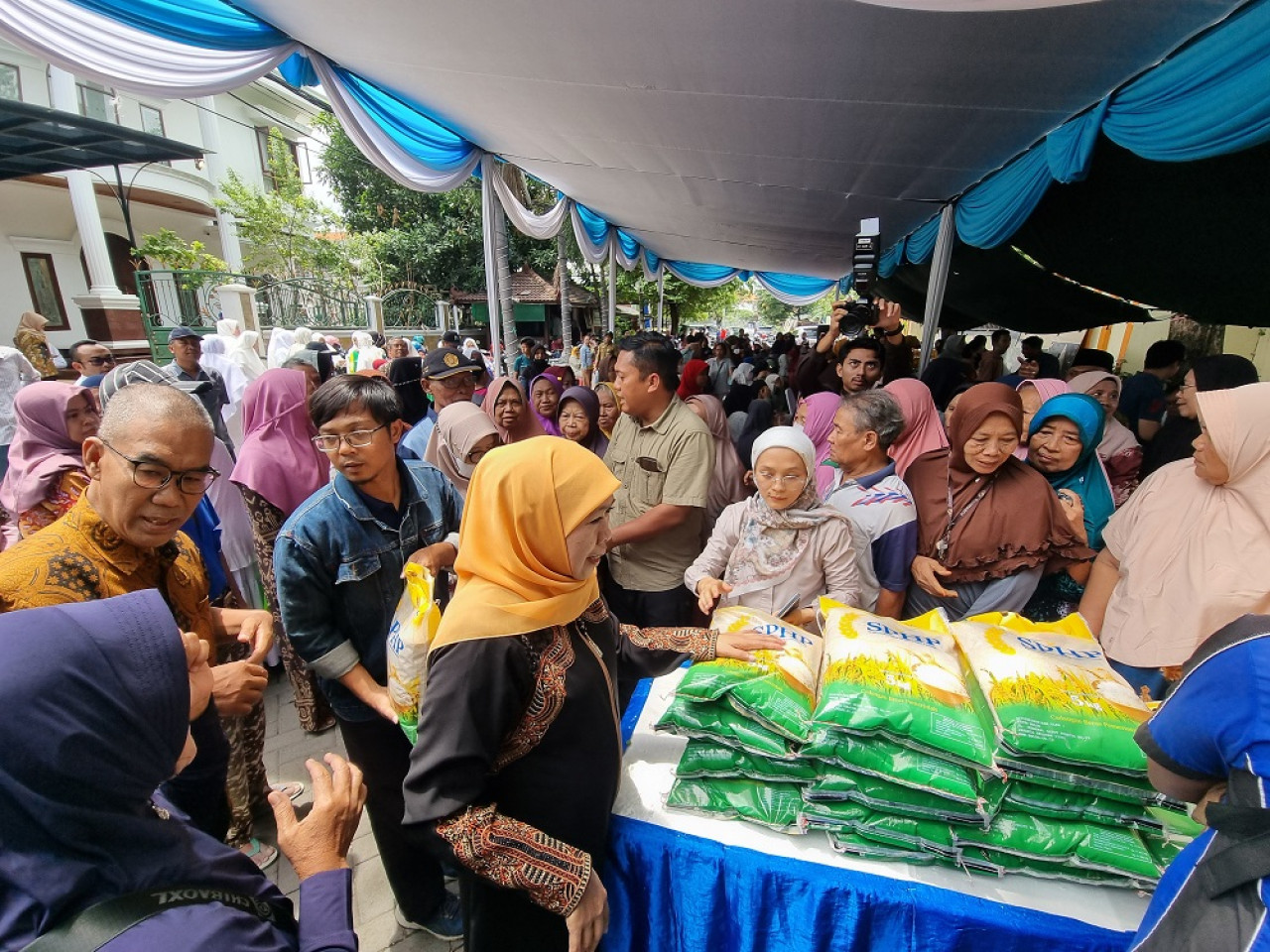 Khofifah saat membagikan beras gratis pada Lansia. (Foto: Ni'am Kurniawan/jatimnow.com)