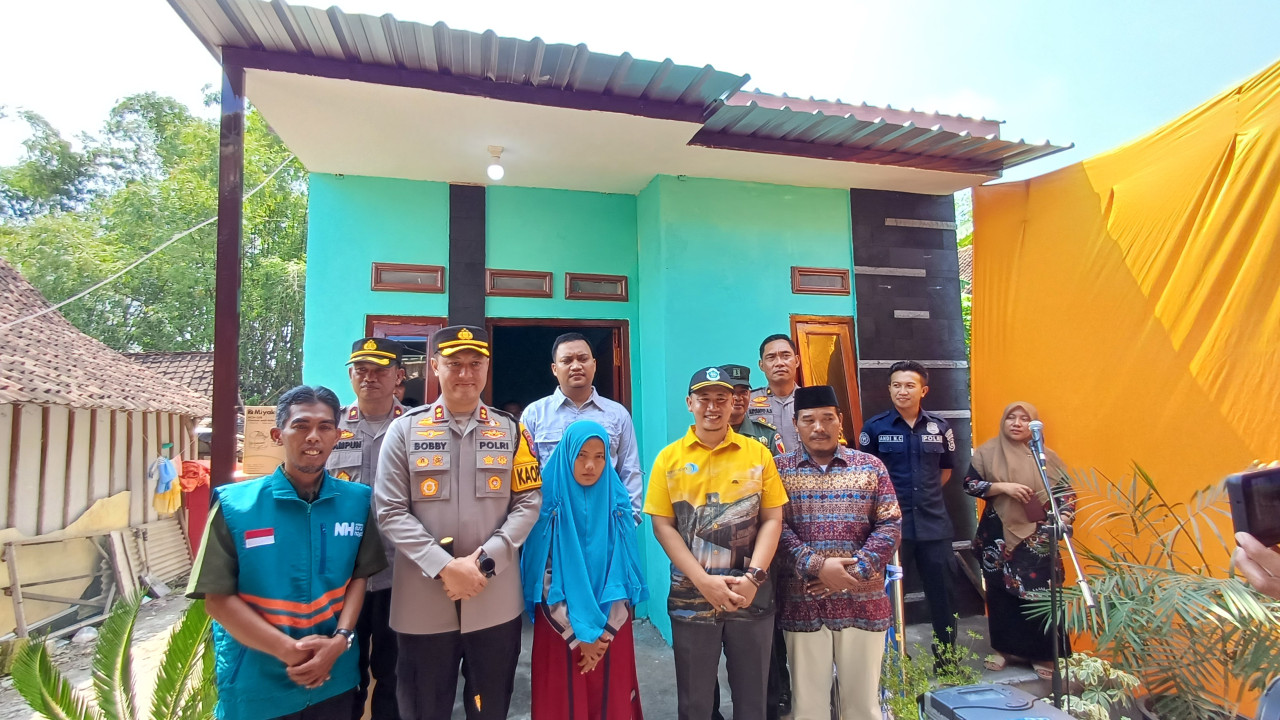 Peresmian program bedah rumah perdana PWI Lamongan, milik janda miskin di Desa Keyongan, Kecamatan Babat. (Foto : Adyad Ammy Iffansah/jatimnow.com)