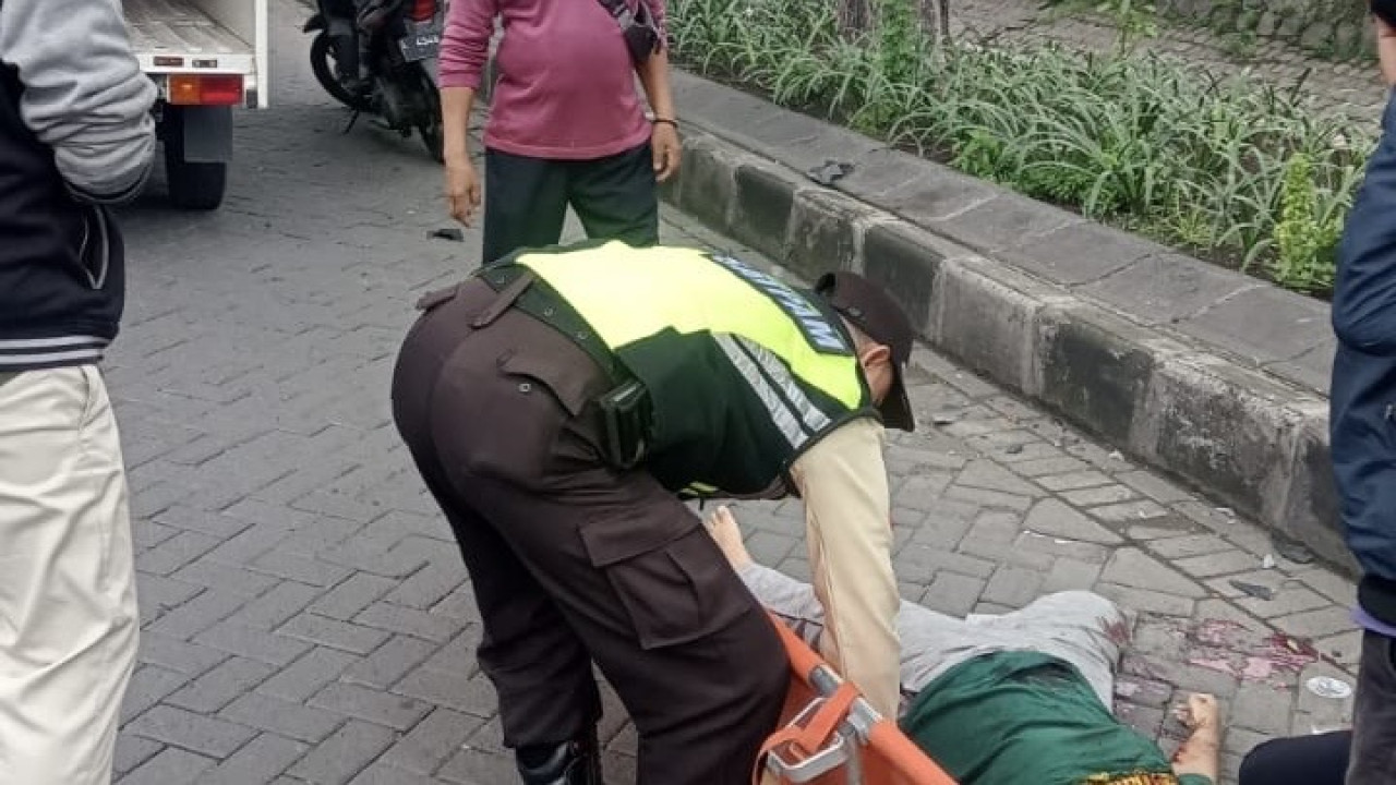 Pemotor tewas tertimpa pohon tumbang di Surabaya. (Foto: Command Center/jatimnow.com)